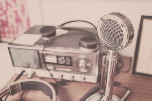 8 תכניות רדיו מומלצות להאזנה בזמן הפנוי